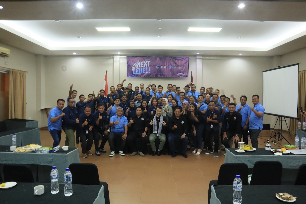 Salis corporation team building event with employees in blue uniforms